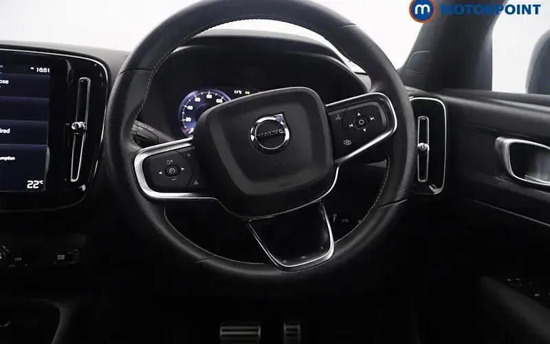 Used Volvo XC40 R-Design 211 HP (155 kW) 2021 Red SUV