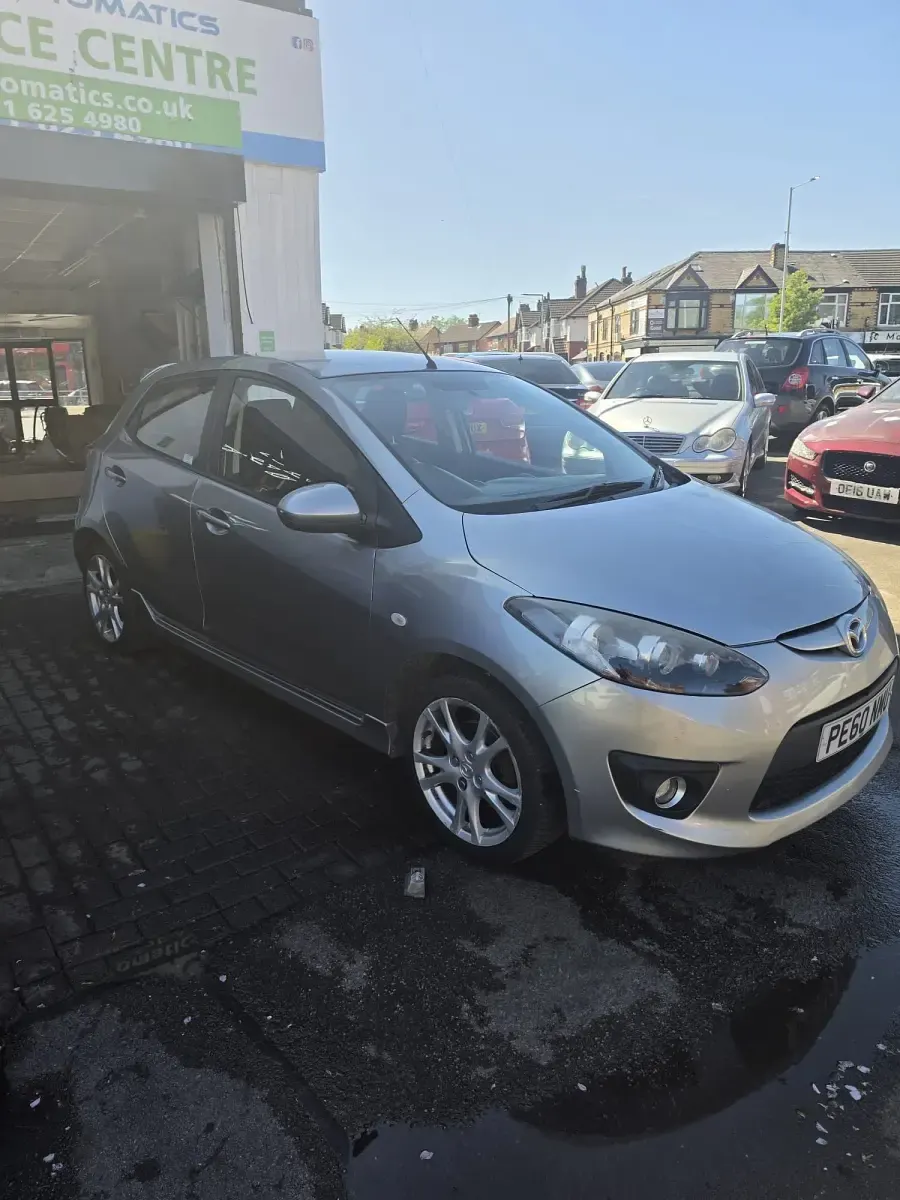 Begagnad Mazda 2 2010 Silver Halvkombi