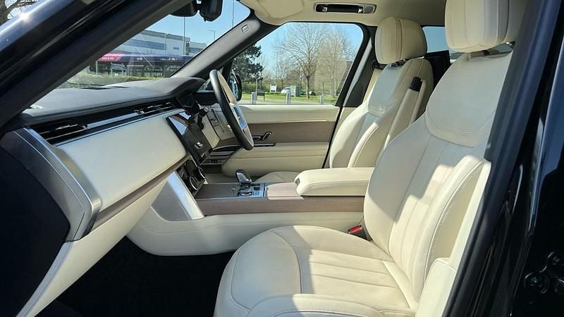 Begagnad Land Rover Range Rover First Edition 440 HK (323 kW) 2023 Svart SUV