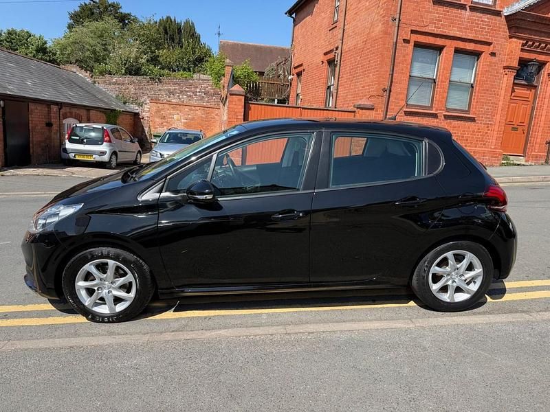 Gebraucht Peugeot 208 Active 82 PS (60 kW) 2017 Schwarz Kleinwagen