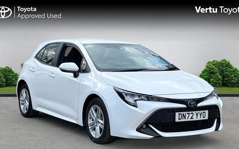 Used Toyota Corolla 122 HP (89 kW) 2022 White Hatchback