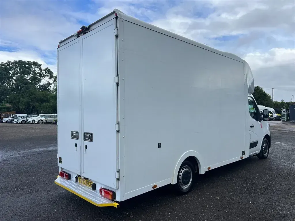 Used Renault Master 143 HP (105 kW) 2023 White MPV