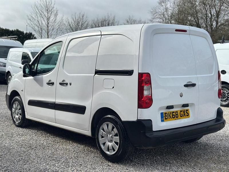 Used Citroën Berlingo 75 HP (55 kW) 2018 White MPV