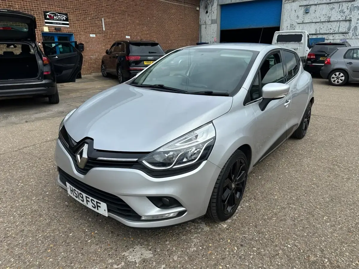 Używany Renault Clio IV Iconic 90 KM (66 kW) 2019 Srebrny Hatchback