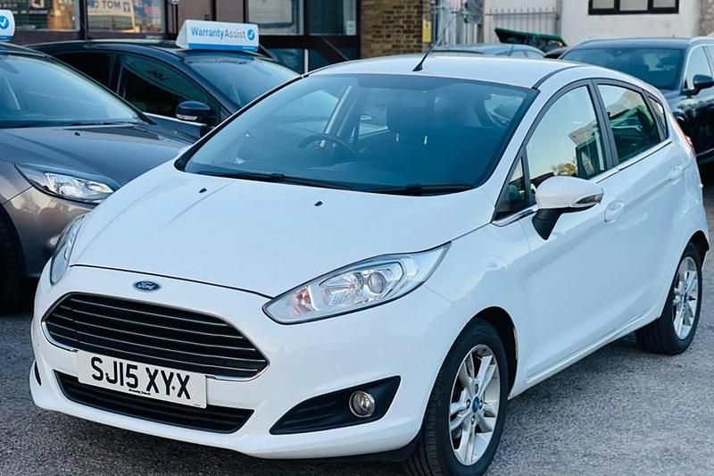 Usado Ford Fiesta Zetec 2015 Branco Citadino