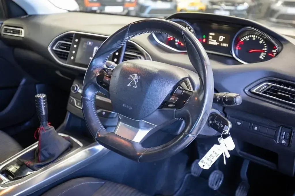 Gebraucht Peugeot 308 Active 100 PS (73 kW) 2014 Blau Kleinwagen