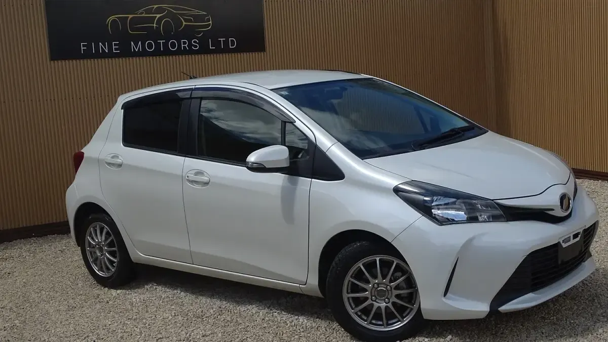 Used Toyota Yaris Design 99 HP (72 kW) 2015 White Hatchback