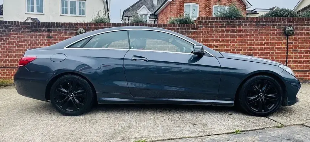 Usado Mercedes E220 AMG line 177 CV (130 kW) 2014 Gris Coupe