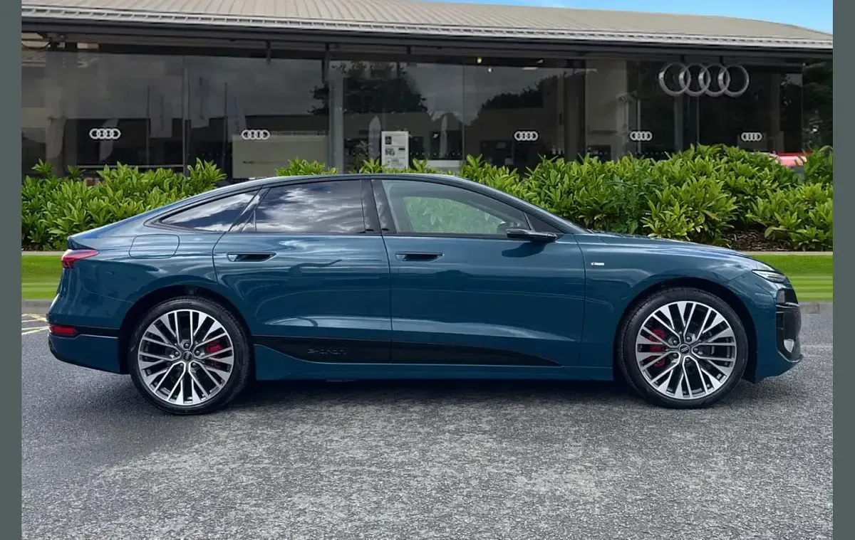New Audi A6 e-tron Comfort 210 kW (286 HP) 2025 Blue Hatchback