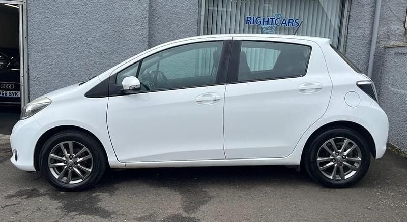 Used Toyota Yaris 90 HP (66 kW) 2014 White Hatchback