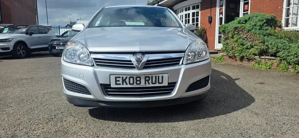 Usado Vauxhall Astra 115 HP (84 kW) 2008 Prateado Citadino