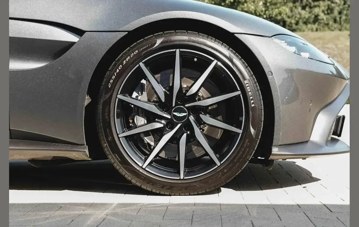 Used Aston Martin Vantage 502 HP (369 kW) 2018 Silver Coupe