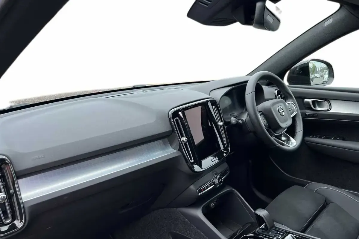 New Volvo XC40 Plus 161 HP (118 kW) 2027 SUV