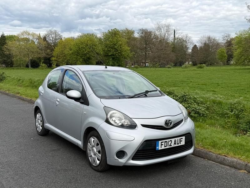 Usado Toyota Aygo 68 HP (50 kW) 2012 Prateado Citadino