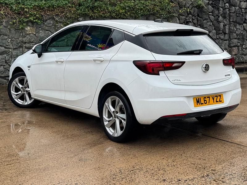 Used Vauxhall Astra SRi 105 HP (77 kW) 2017 White Hatchback
