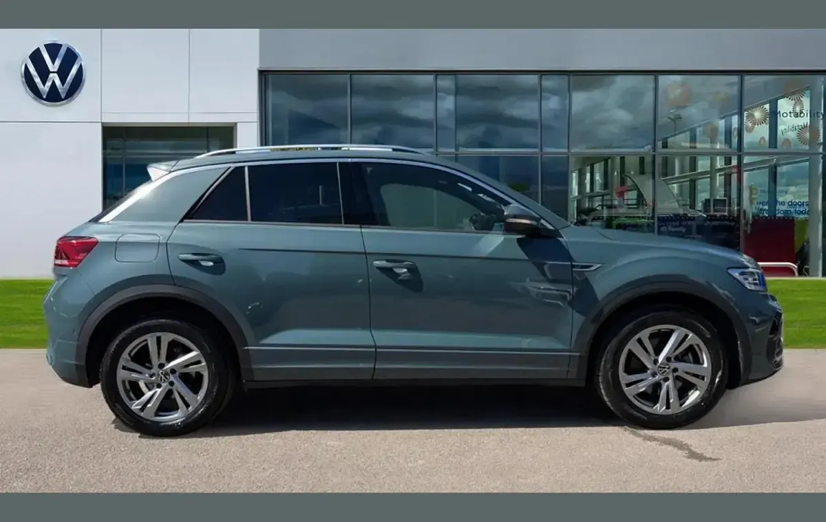 Used VW T-Roc R-line 150 HP (110 kW) 2025 Petrol blue metallic SUV