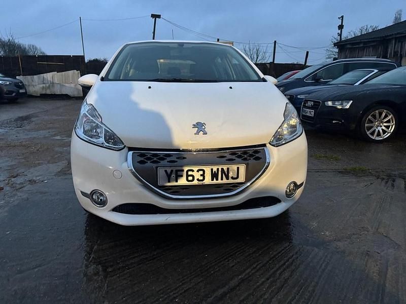 Used Peugeot 208 Active 68 HP (50 kW) 2013 White Hatchback