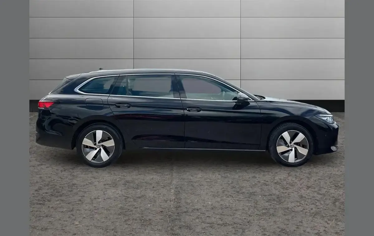 Used VW Passat Life 147 HP (108 kW) 2024 Black Estate