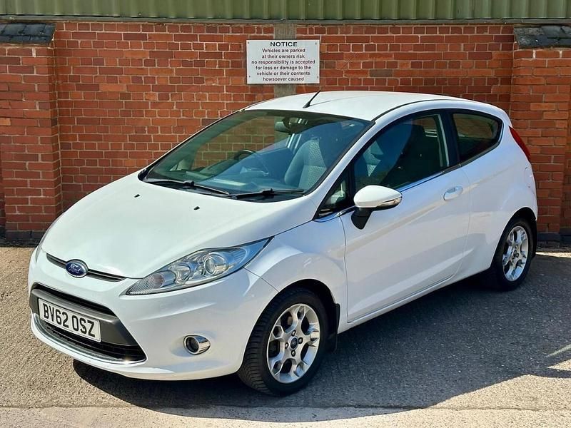 Used Ford Fiesta Zetec 82 HP (60 kW) 2012 White Hatchback