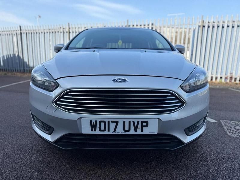 Usado Ford Focus Zetec 100 HP (73 kW) 2017 Prateado Citadino