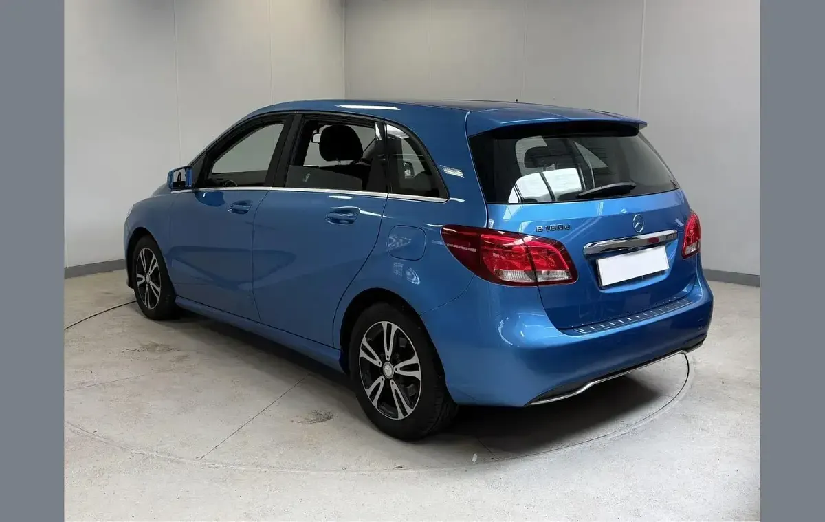 Used Mercedes B180 SE 107 HP (78 kW) 2017 Blue MPV