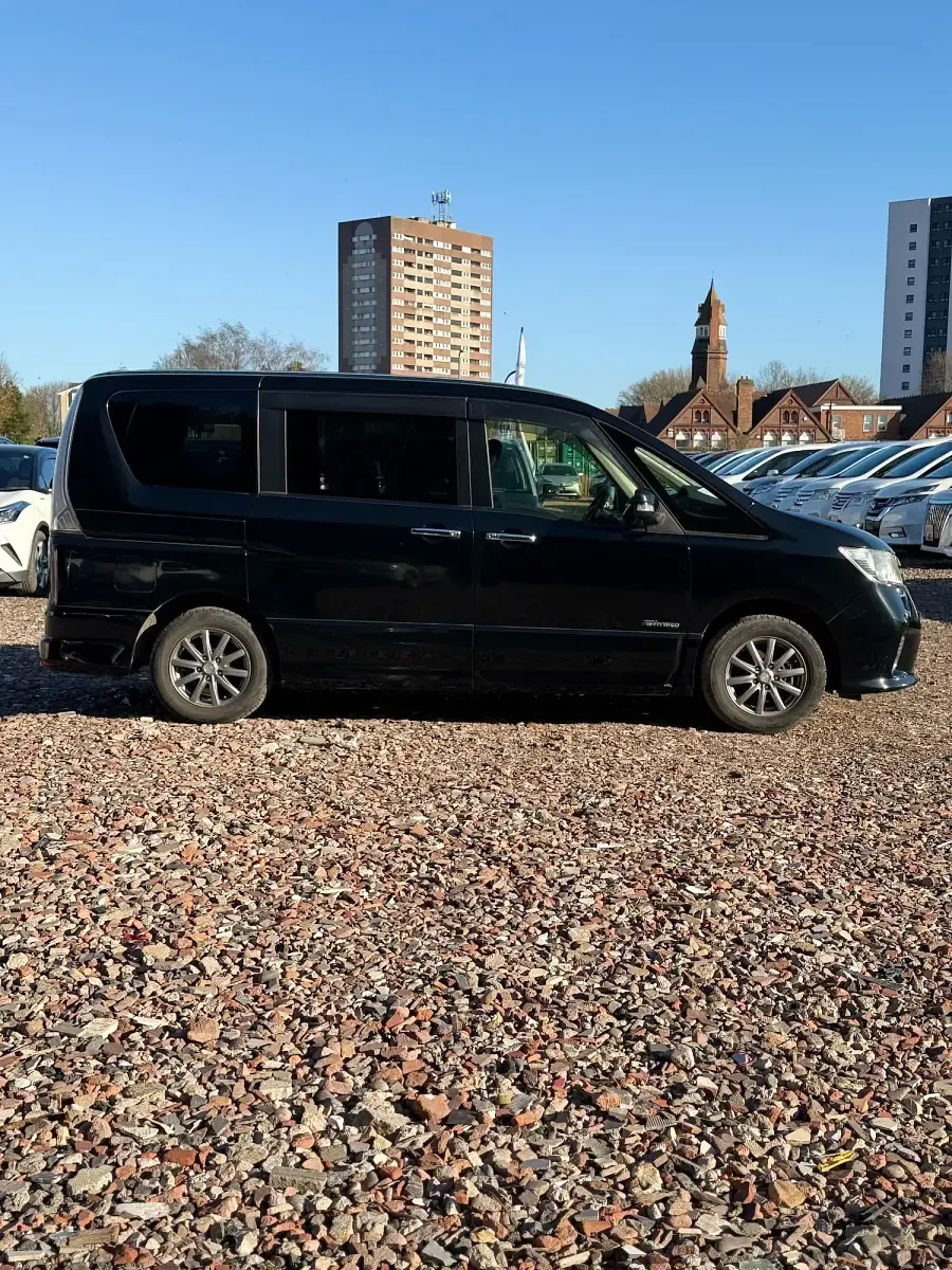 Usado Nissan Serena S 2013 Negro Monovolumen