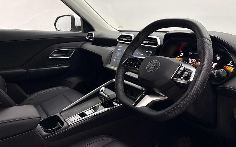 Used MG ZS Trophy 196 HP (144 kW) 2024 Solid  arctic white SUV