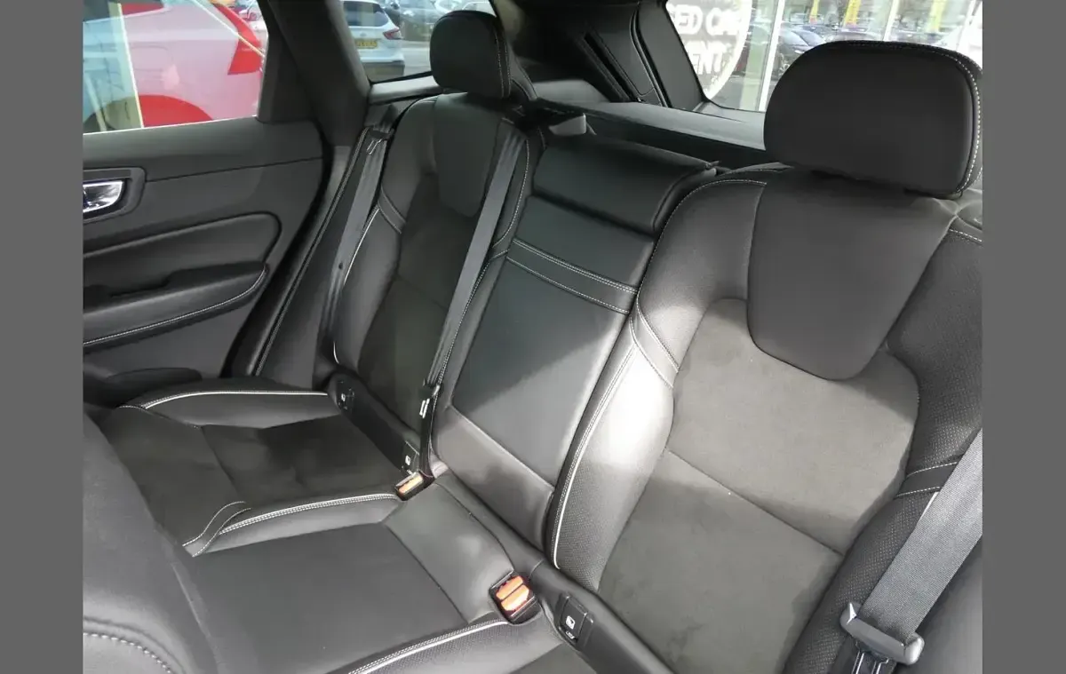 Second-hand Volvo XC60 R-Design 190 CP (139 kW) 2018 Alb SUV