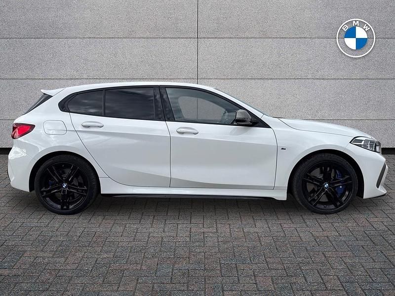 Begagnad BMW M135 Shadowline 302 HK (222 kW) 2024 Vit Halvkombi