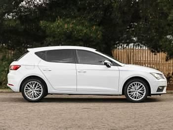 Used Seat Leon SE Dynamic 130 HP (95 kW) 2020 White Hatchback