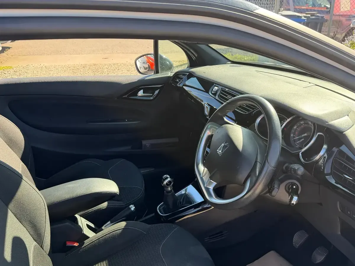 Used Citroën DS3 PureTech 2015 White Hatchback
