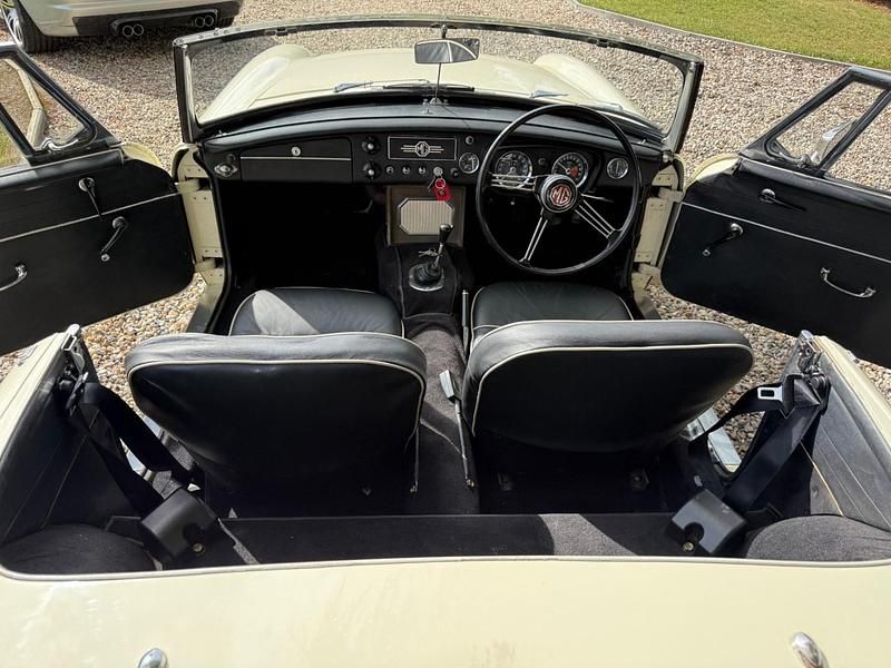 Used MG B 95 HP (69 kW) 1965 White Cabriolet