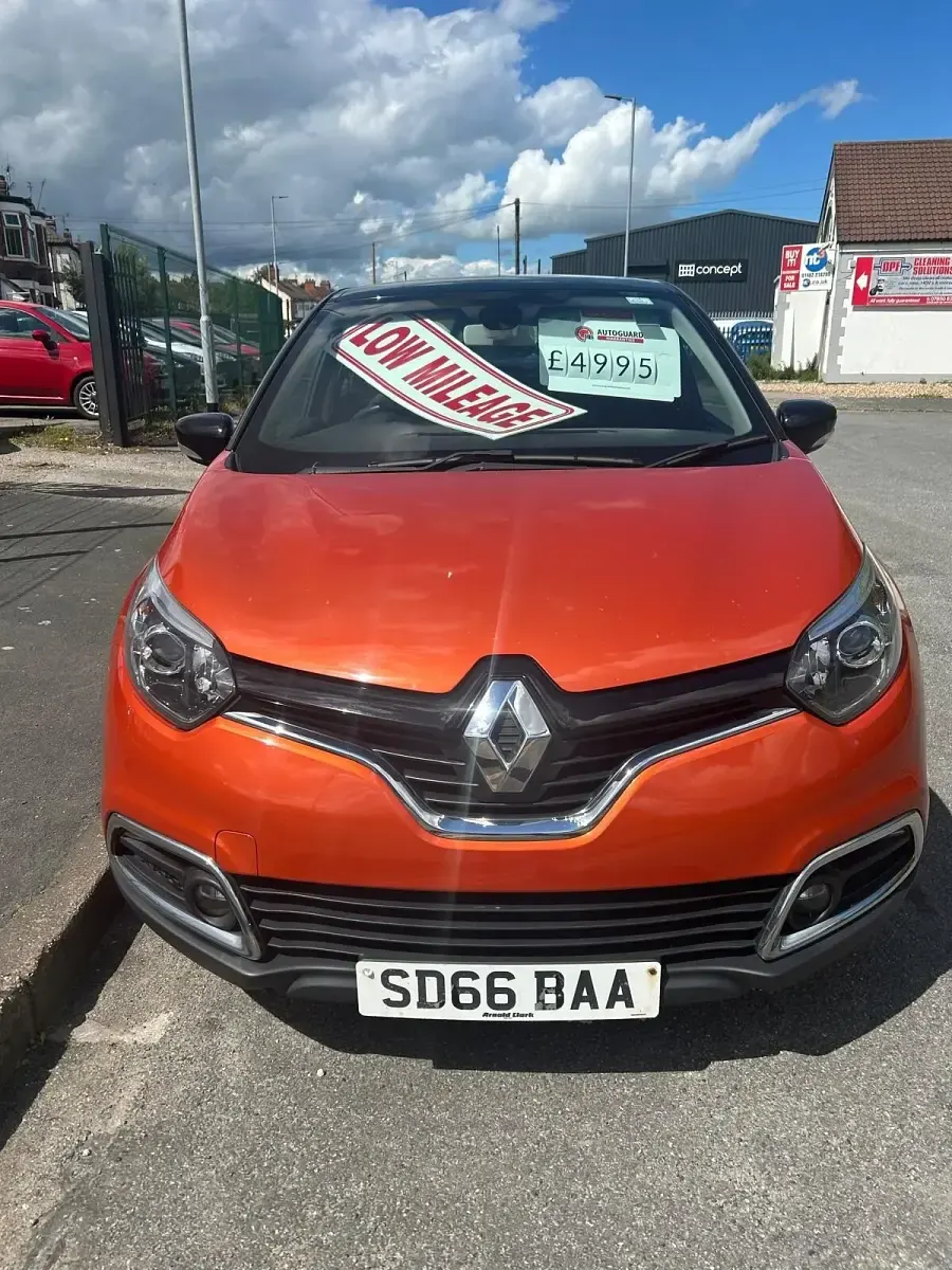 Used Renault Captur Dynamique 90 HP (66 kW) 2016 Orange SUV
