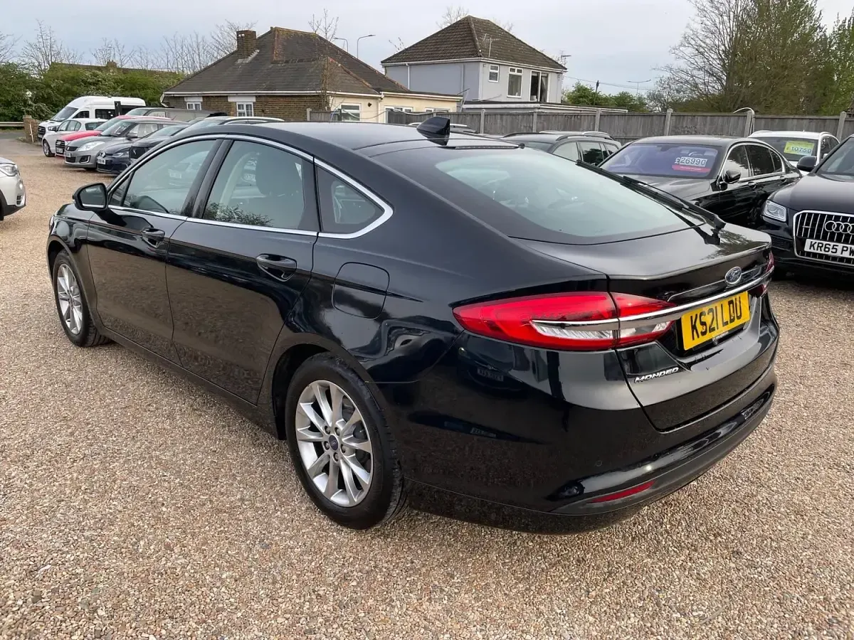 Używany Ford Mondeo Zetec 150 KM (110 kW) 2021 Czarny Hatchback