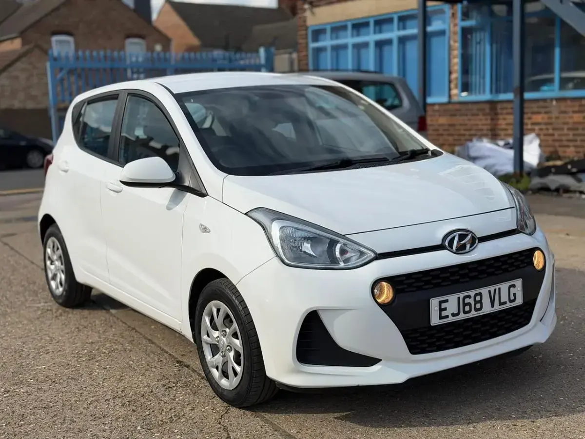 Used Hyundai i10 SE 67 HP (49 kW) 2018 White Hatchback