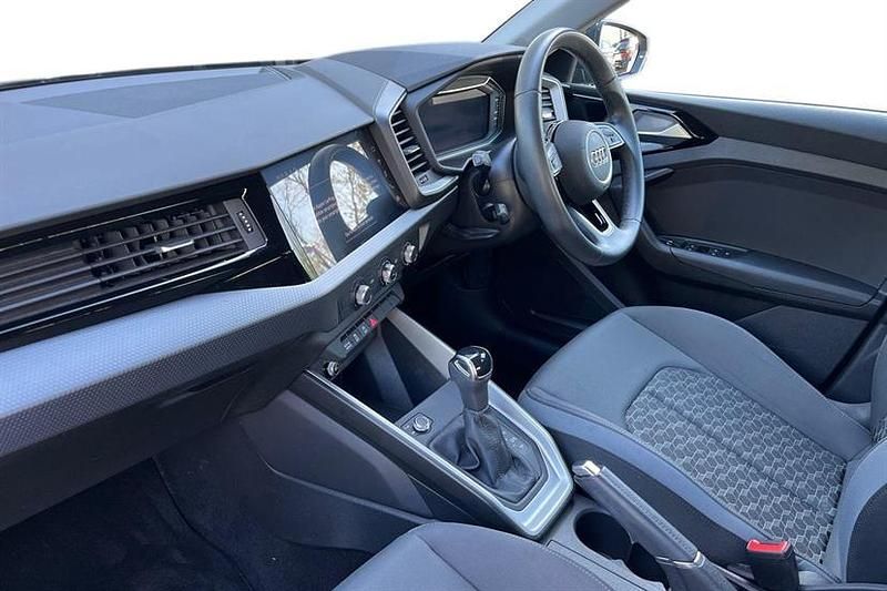 Usado Audi A1 Sport 110 HP (80 kW) 2024 Cinzento SUV
