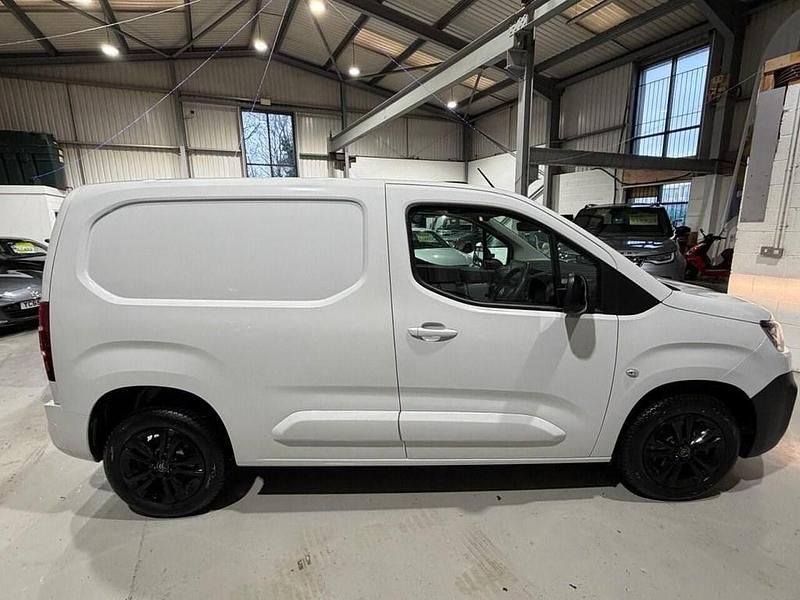 Used Citroën Berlingo 130 HP (95 kW) 2022 White MPV