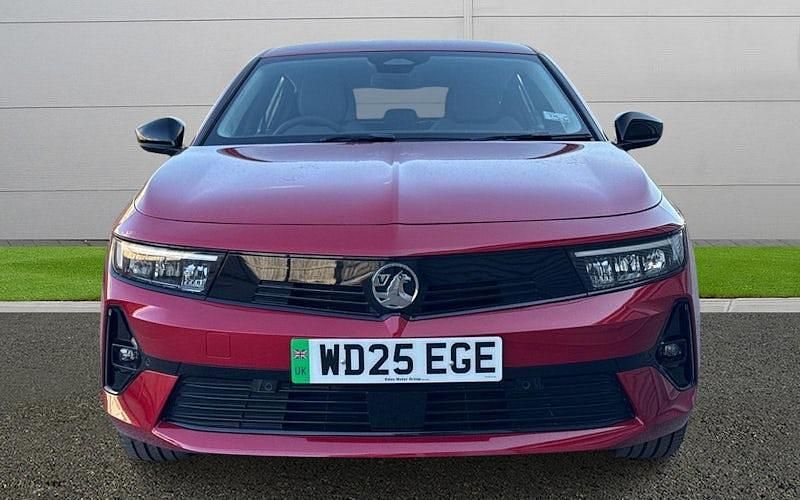 Usado Vauxhall Astra Design Edition 114 kW (156 CV) 2025 Rojo Utilitario