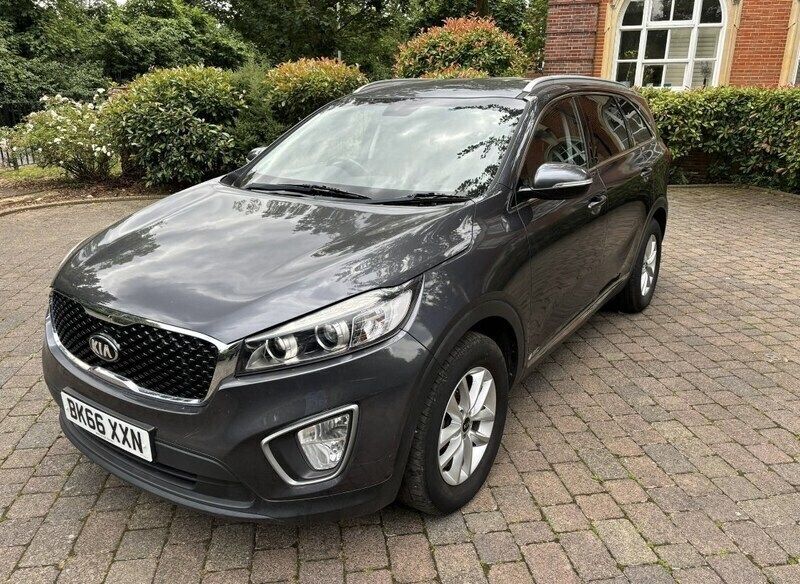 Grey Used 2016 Kia Sorento SUV | £9,995 (Fair price) - Image 1/4