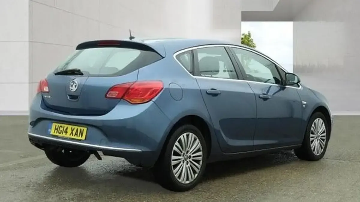 Second-hand Vauxhall Astra Excite 100 CP (73 kW) 2014 Albastru Hatchback