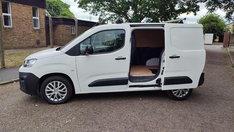 White Used 2022 Citroën Berlingo MPV | £9,500 (Fair price) - Image 1/4