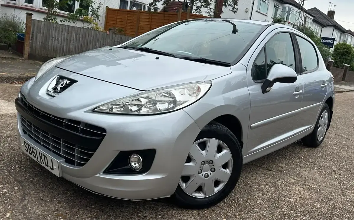 Used Peugeot 207 Active 95 HP (69 kW) 2011 Silver Hatchback