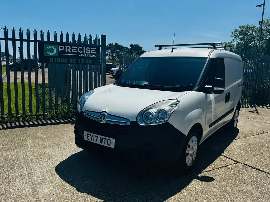 Used Vauxhall Combo 95 HP (69 kW) 2017 White MPV