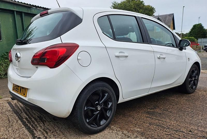 Used Vauxhall Corsa SRi 90 HP (66 kW) 2016 White Hatchback
