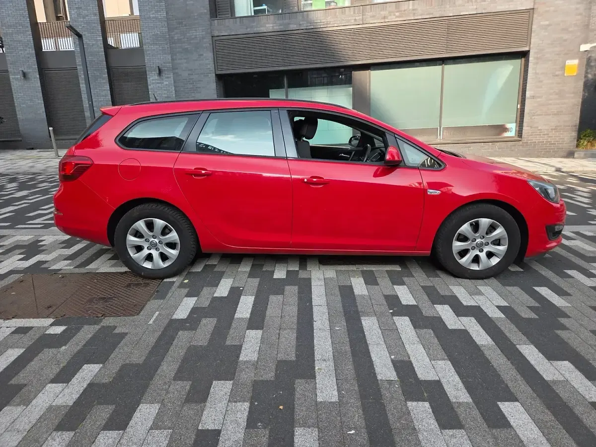 Used Vauxhall Astra Design Edition 110 HP (80 kW) 2015 Red Estate