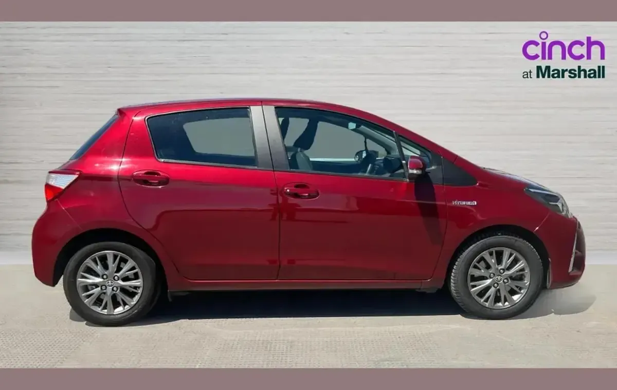 Used Toyota Yaris 100 HP (73 kW) 2018 Red Hatchback