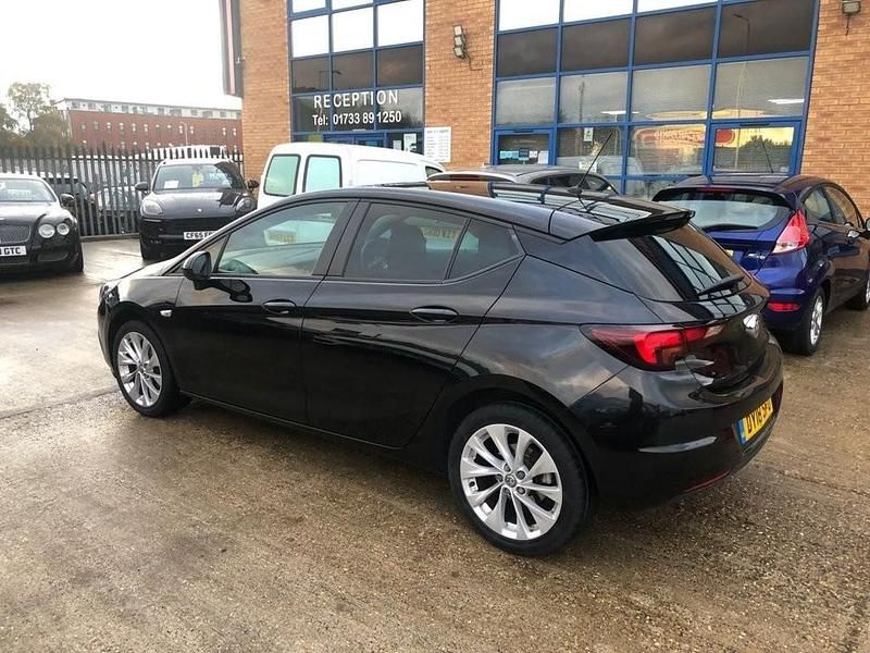 Second-hand Vauxhall Astra Design Edition 2018 Negru Hatchback