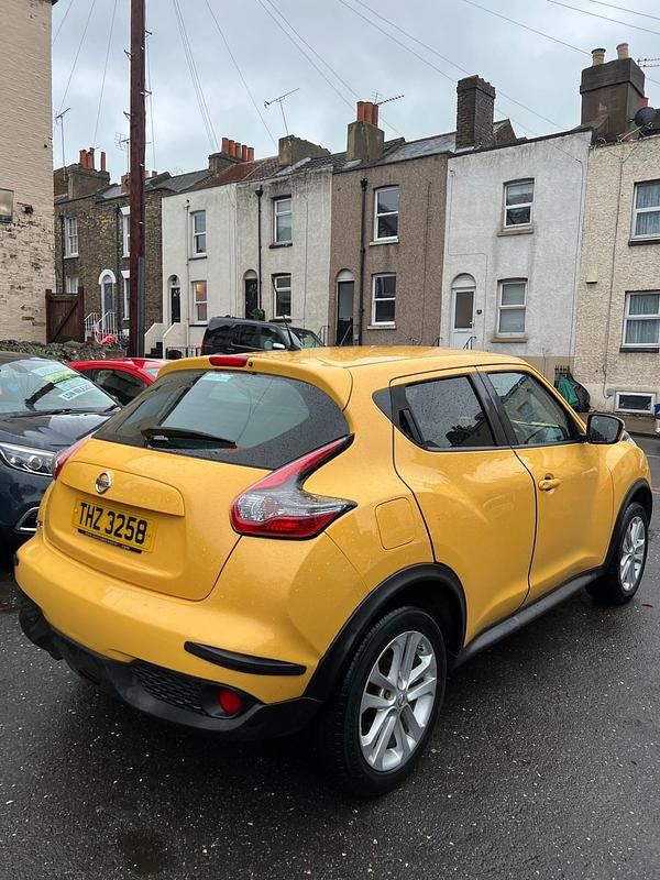 Used Nissan Juke Acenta Premium 117 HP (86 kW) 2015 Yellow SUV