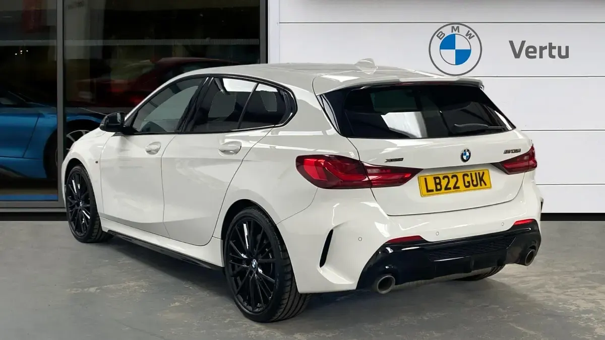 Begagnad BMW M135 Shadowline 306 HK (225 kW) 2022 Vit Halvkombi