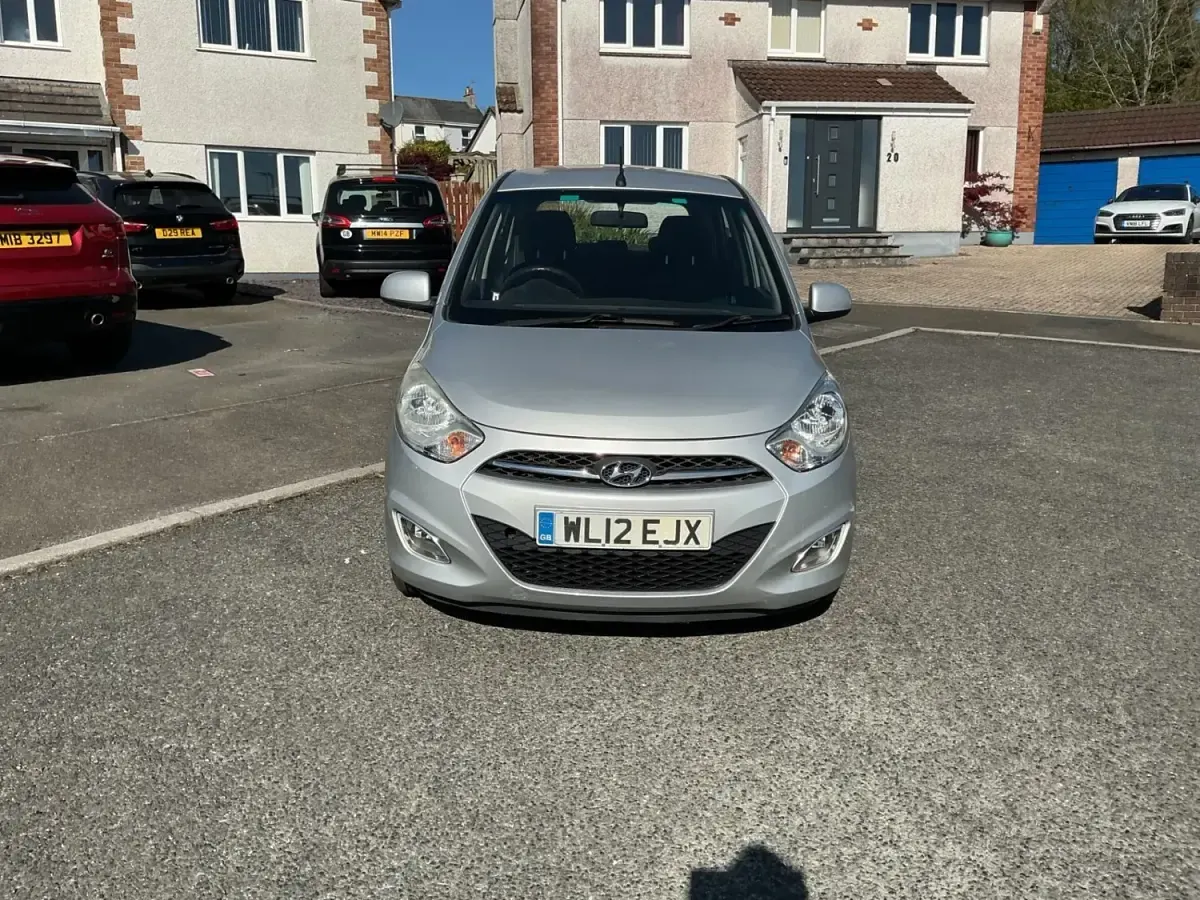 Usado Hyundai i10 Active 86 HP (63 kW) 2012 Prateado Citadino